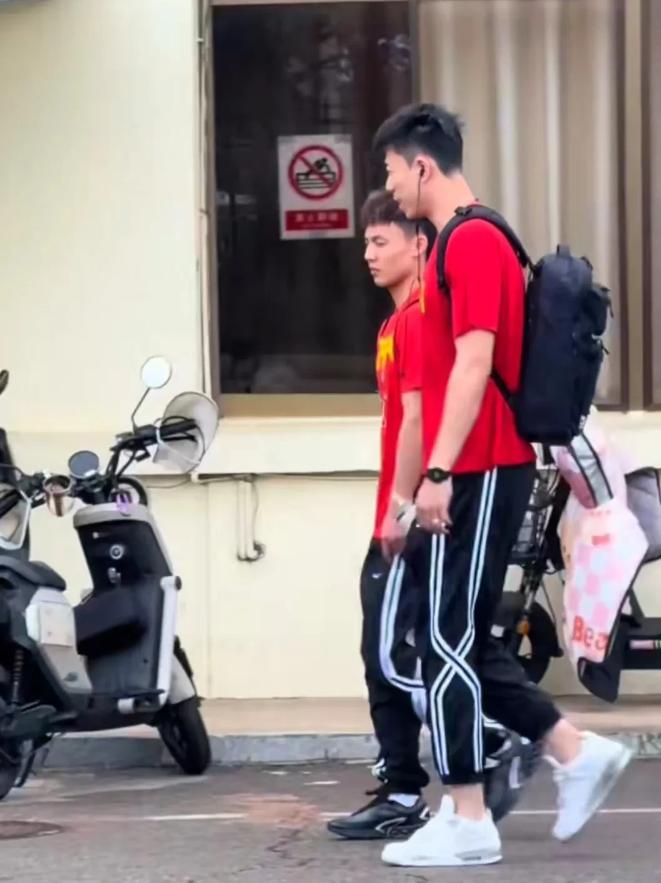 徐杰和张镇麟告诉你，什么才叫纯粹的篮球？国家男篮训练结束后，广东队徐杰和辽宁队