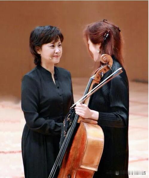 被朱琳这颜值和气质给惊艳到了，都是古稀之年的老人了，怎么还是这么迷人，就算是站在