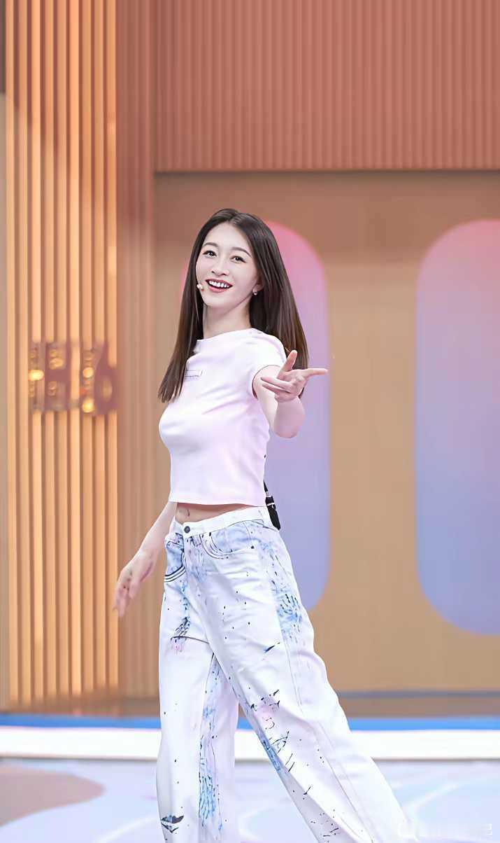 李小冉身材没有一块多余的赘肉，身段保持的真好，美极了