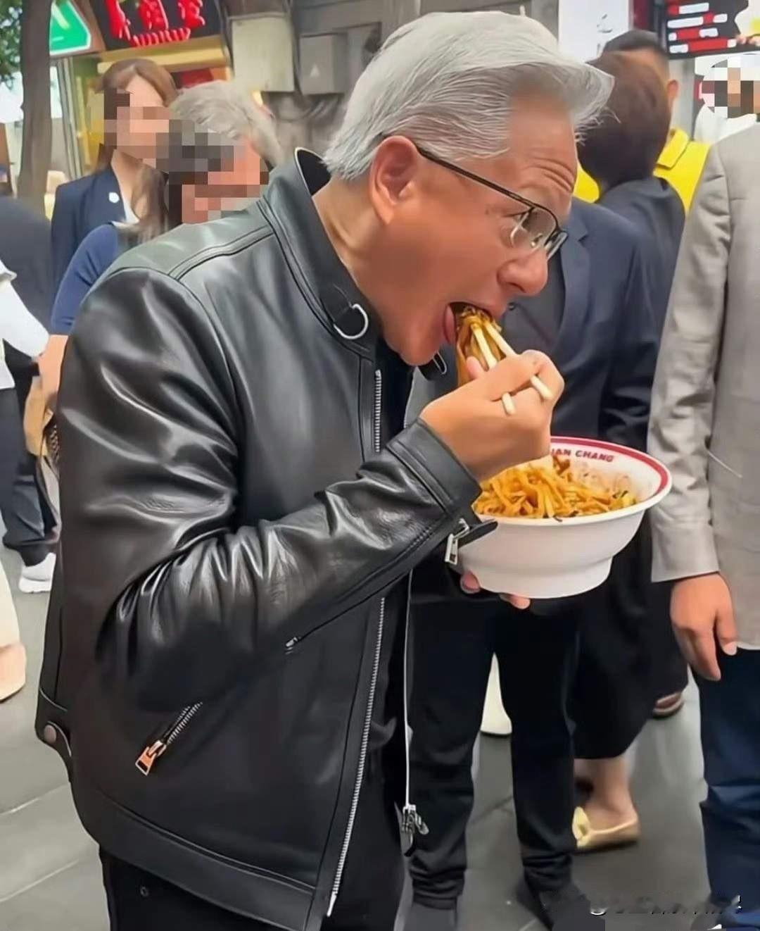 黄仁勋在北京南锣鼓巷，端着一碗炸酱面边走边吃，看他吃的津津有味，隔着屏幕都让我流