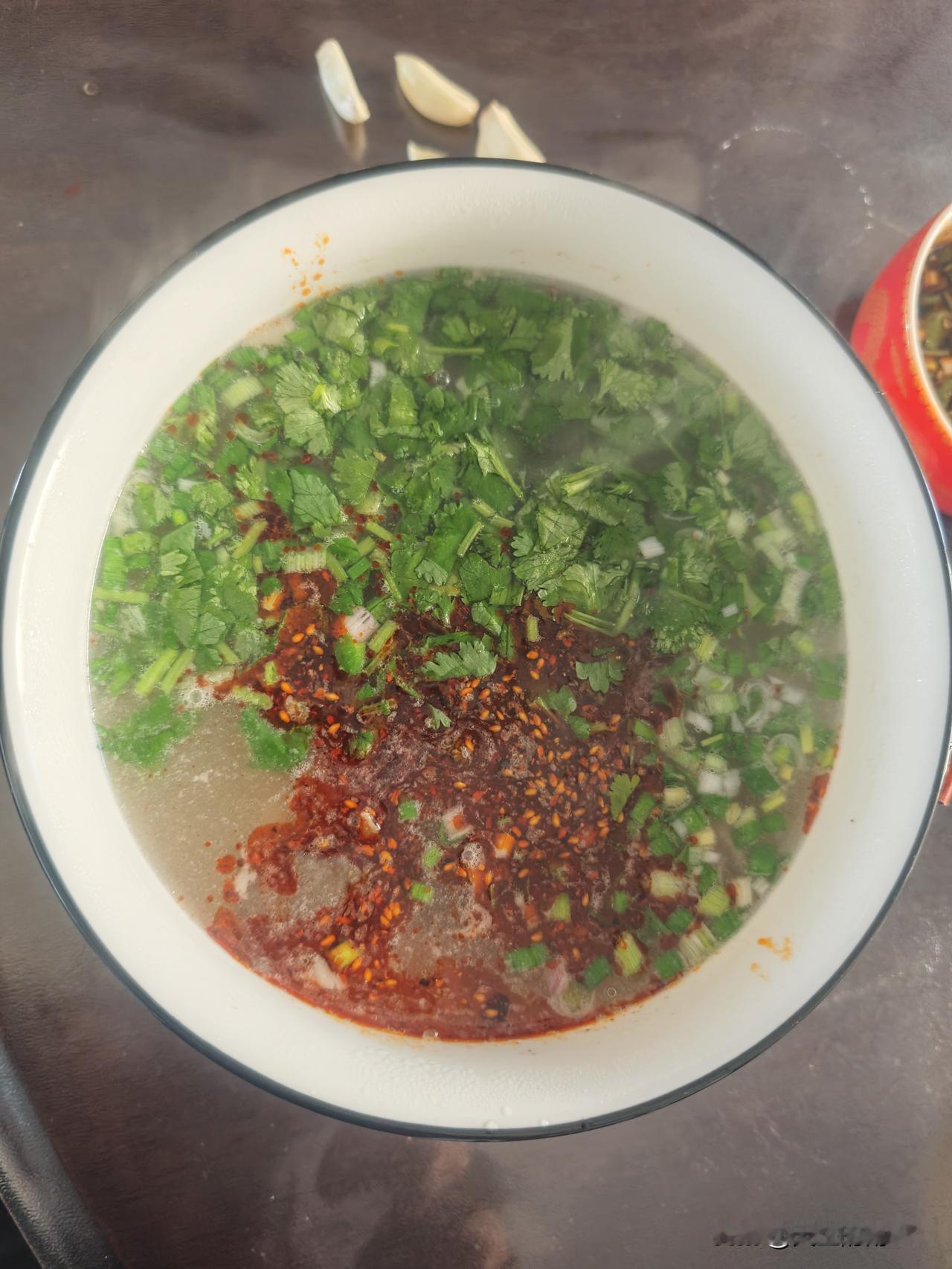 今天中午在家忙活了白天，又是熬汤给我自己做了一碗羊杂汤，家里其他人都不喜欢吃这个