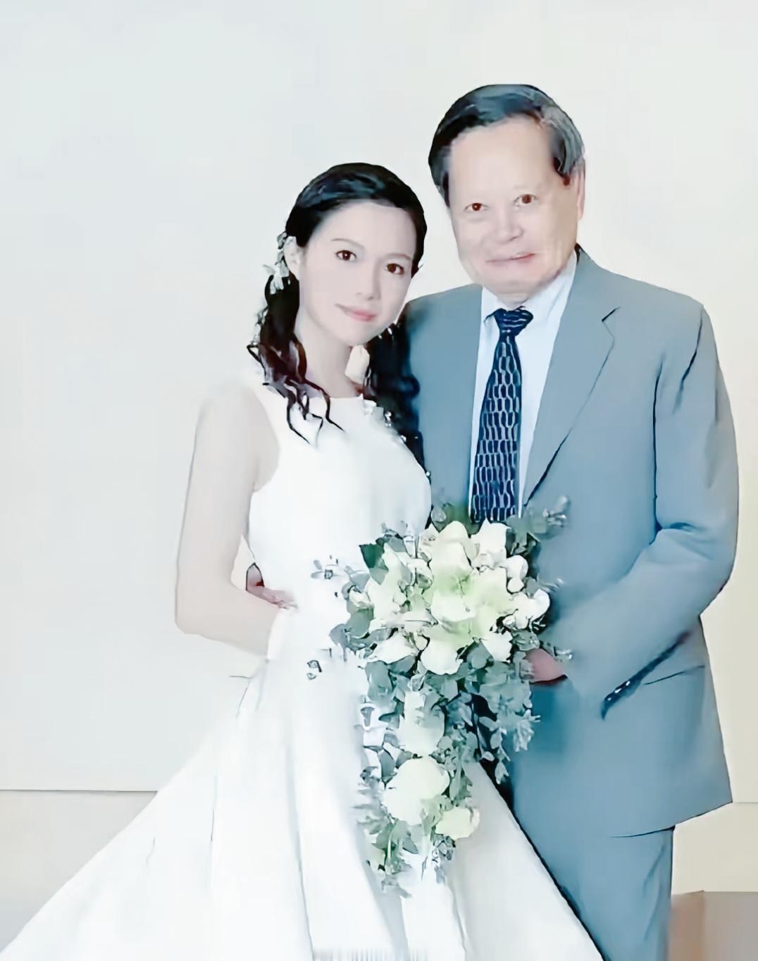 这是当年杨振宁和翁帆的结婚照，那时的翁帆年仅28岁，真真的大美女一个。