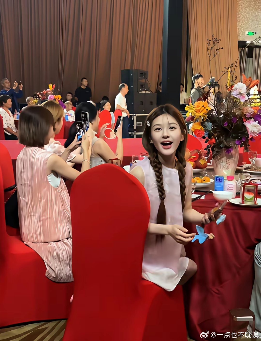 我以为赵露思已经变成酷姐了，结果还是这么萌呀，赵露思这真的不是芭比吗
