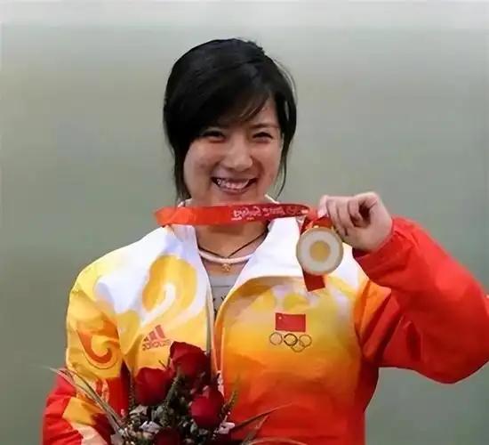 2008年北京奥运会结束之后，26岁的杜丽对着22岁的师弟庞伟直言：“你赶紧向我
