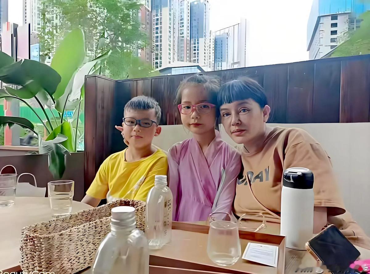 歌手千百惠搬来成都了！邻居们全傻眼：天后居然住隔壁？她第一天就敲门借茶叶