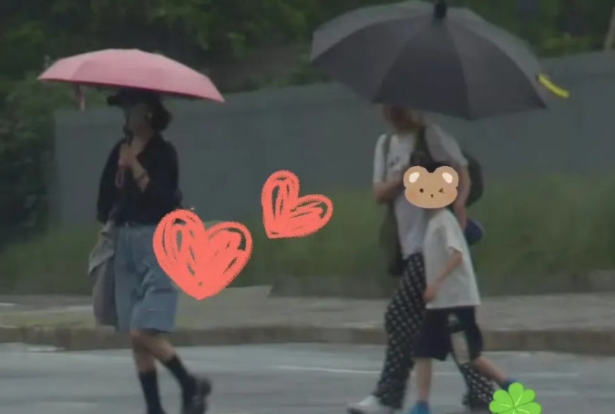 7月30日，赵丽颖带6岁儿子想想逛街被偶遇，赵丽颖单独撑伞走在前面，想想被保姆带
