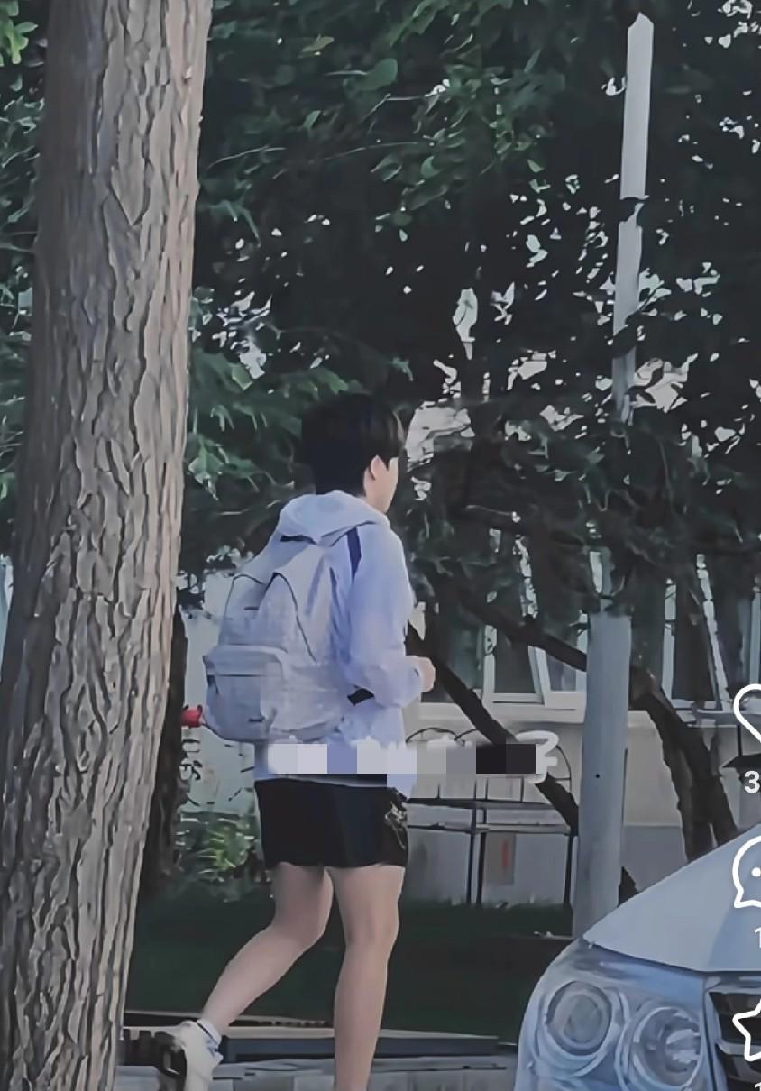 王楚钦背着背包去训练了。前两天王楚钦背着双肩包时，拉链没有拉上，孩子上网肯定看