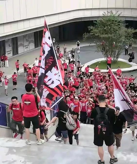 成都蓉城胡荷韬不要自毁国足之路！本轮中超结束即进入国足比赛期，蓉城国脚胡荷韬本来