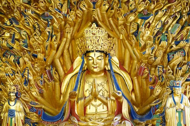 2025年，中国某城市一女子因迷信被控，“供奉”金额高达2.1亿，这事儿可太离谱