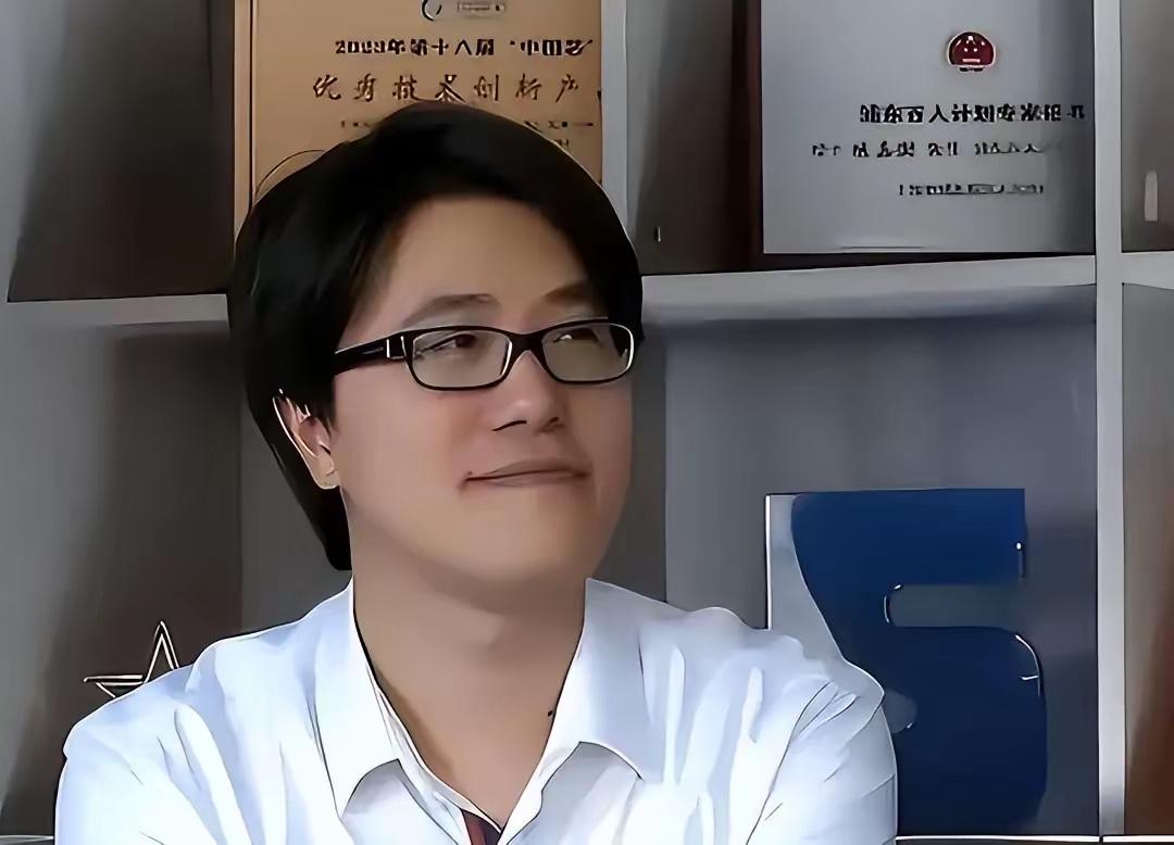 美国以高额奖金与永久居留权力邀一位中国留学生留美，他却在博士毕业当日启程回国。这