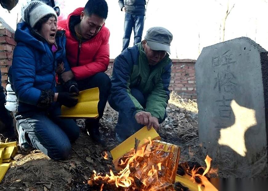翻开呼格案的卷宗，最让人背后发凉的，不是案情，而是一份报告。一份写着“样本不符