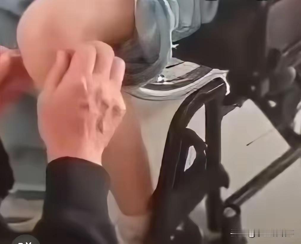 一小女孩腿疼，妈妈推着轮椅，打算带她去大城市检查，谁料，在火车站候车室里，一位白