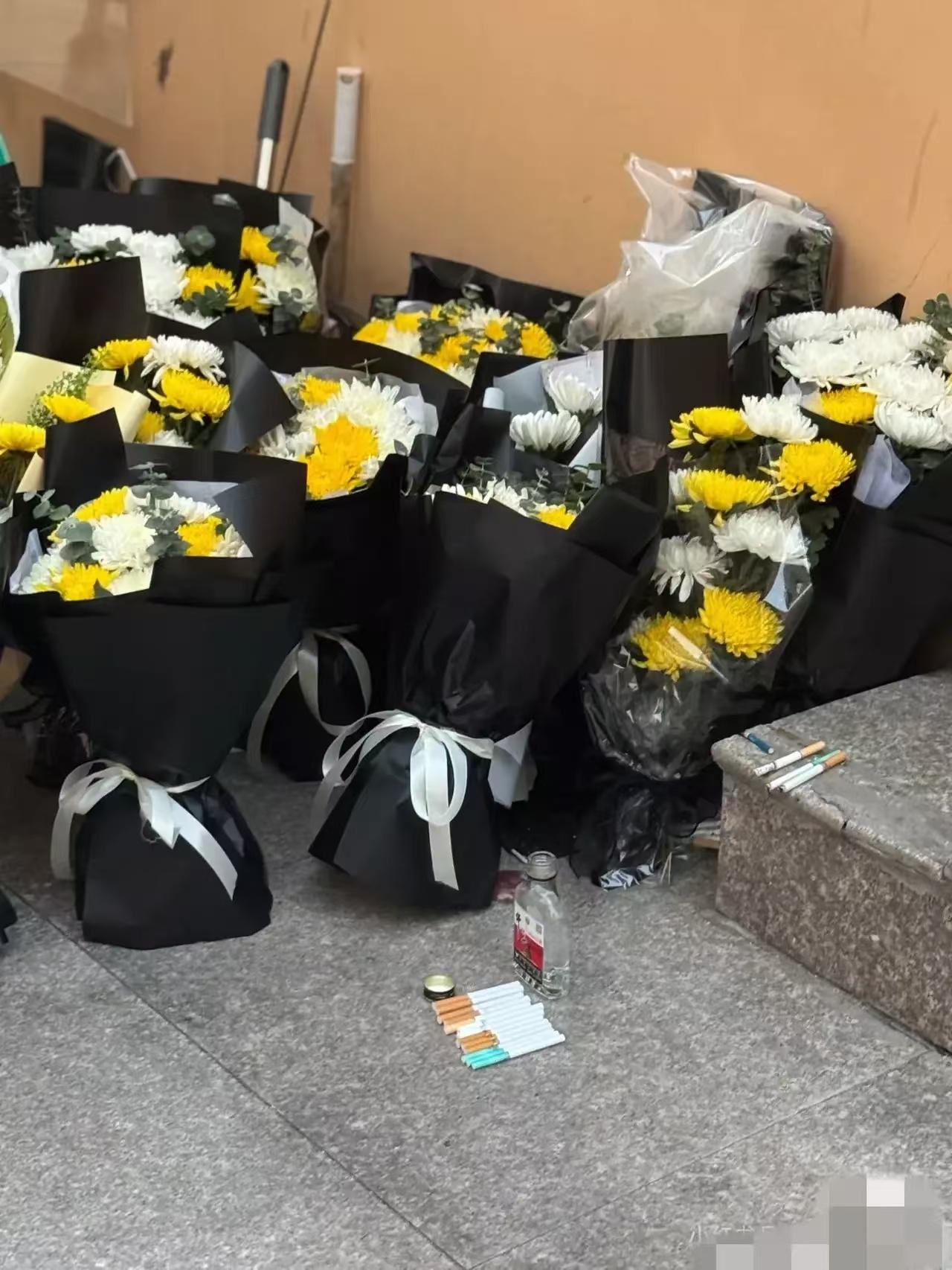 青岛大学宿管大爷被拉走后，催泪的一幕幕发生了！[哭哭][哭哭][哭哭]一群群受