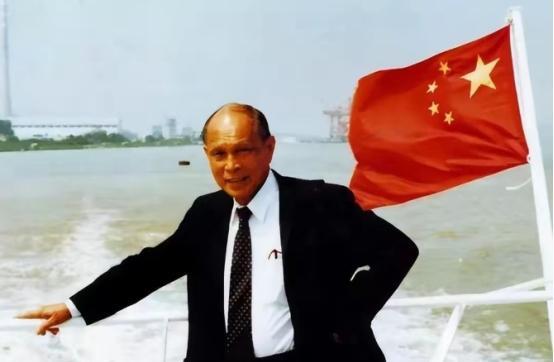 🌞1950年，霍英东送给志愿军的货物被海盗劫持，他自己也被海盗用枪顶头，霍