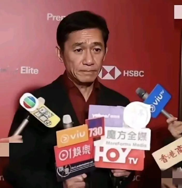 梁朝伟真的太显老了：身材单薄矮小，面色暗黄，眼耷唇薄，皱纹粗粝，双颊塌陷，眼袋深