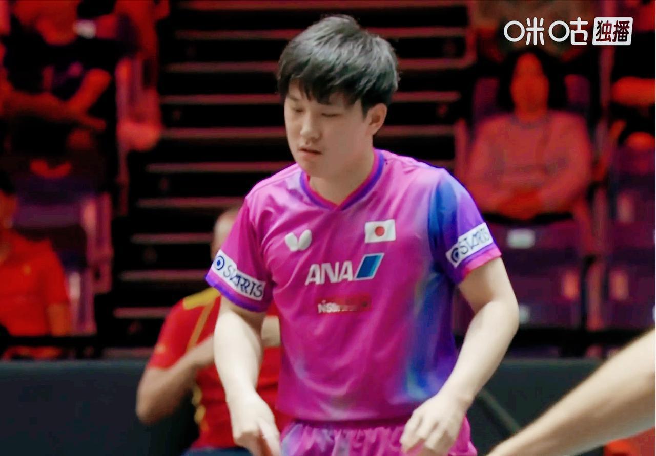 大逆转！张本智和对手被误判后，太热血了！面对裁判的误判，不服输，12:10