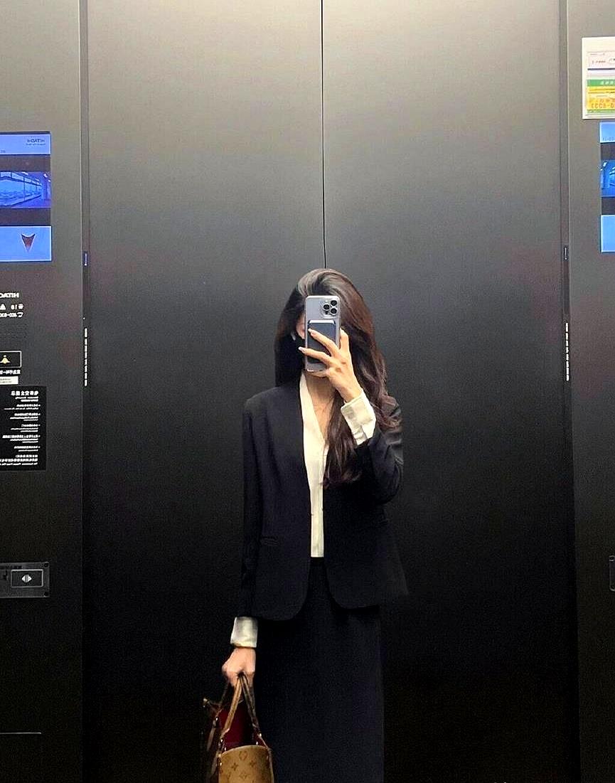 这一趟400公里的奔赴，简直就是往火坑里跳。同事30岁，离异带个女儿，太原那个