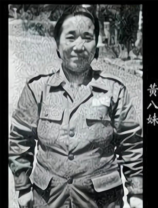 1937年，上海杜公馆门口来了个女乞丐，点名要见杜月笙。管家嫌弃地要拿两个钱打发