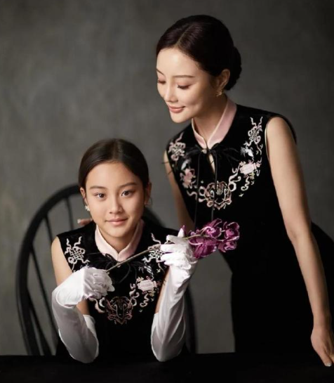 甜馨和李小璐穿着同款旗袍拍摄写真