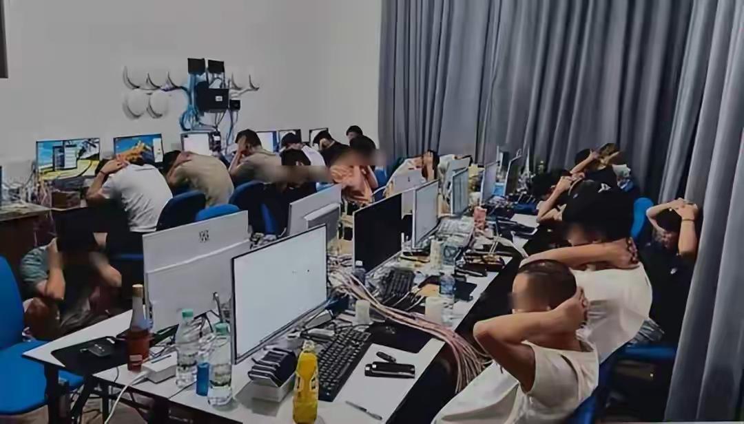 马来西亚这事儿真让人无语！7月29日，柔佛州警方在森林城市捣毁俩大型网络诈骗团伙