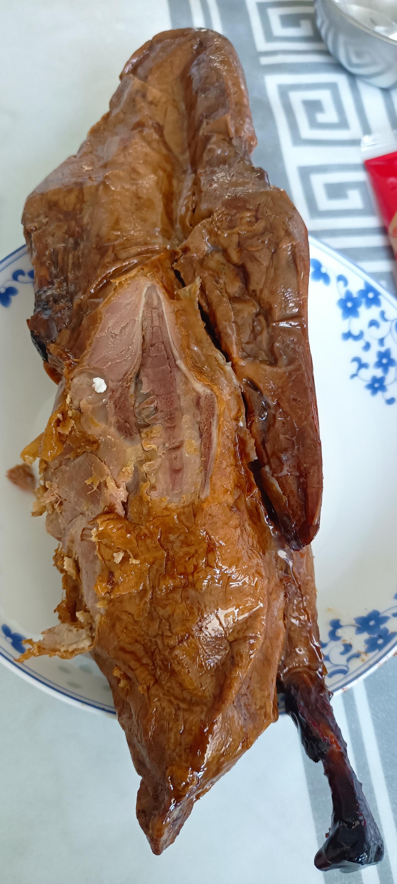 新妯娌家的侄女，带着婆婆去北京看病，特意买回了最出名的那个烤鸭，还有我家的那份。