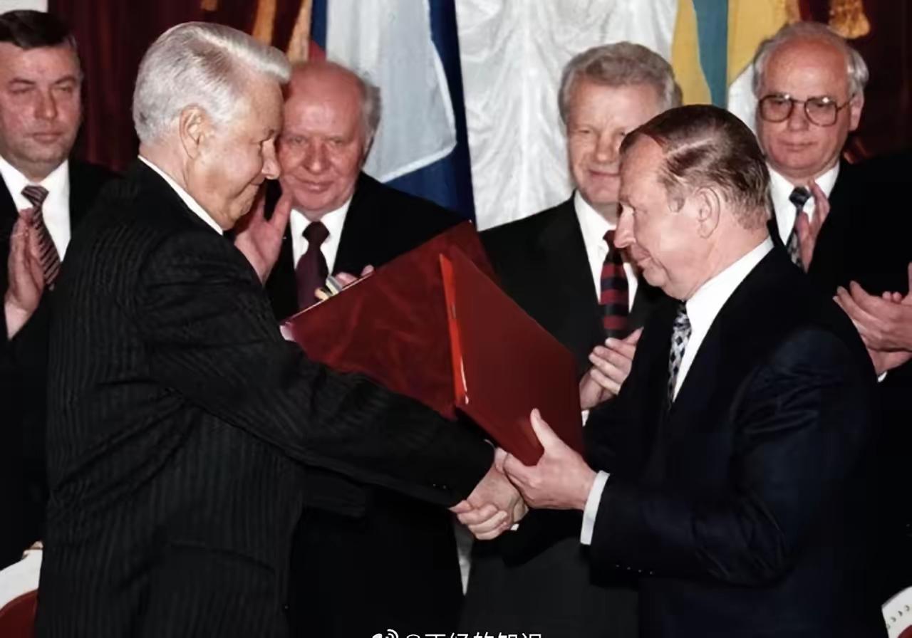 1996年，乌克兰将核武器移交给俄罗斯，“以换取永远不会受到威胁或入侵的保证”。