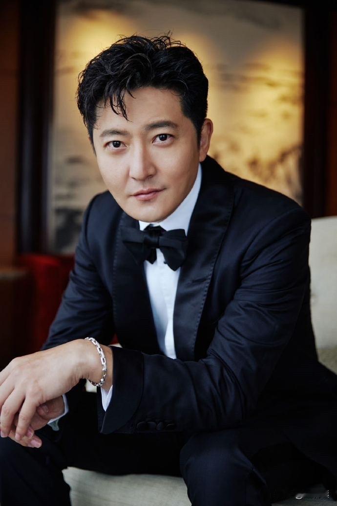 《老舅》，二胖心里最佩服的人就是他的老舅。老舅从小聪明，干啥都比别人快，后来在厂