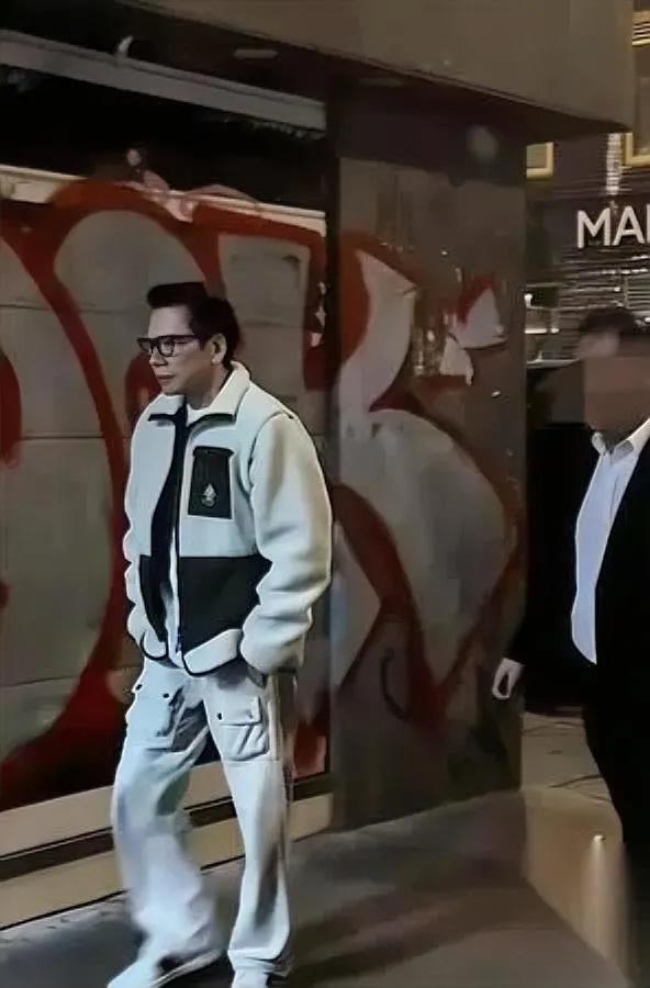 78岁向华强出门，路人全看傻了——穿白外套配阔腿裤，背挺得比小伙子还直，哪像