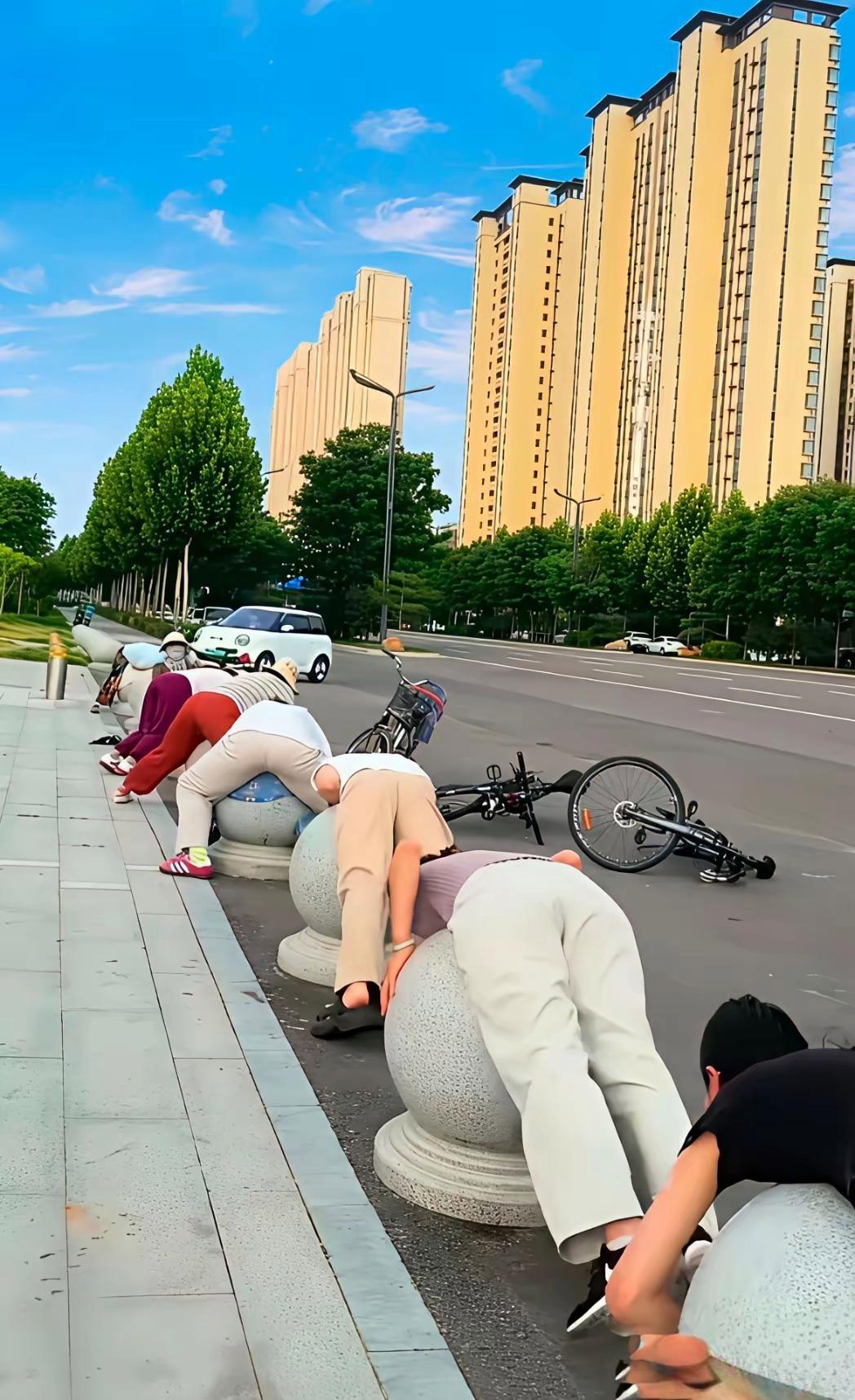 今天进城，看到这一幕，感到好奇怪，一个个的。这是在干嘛呀。