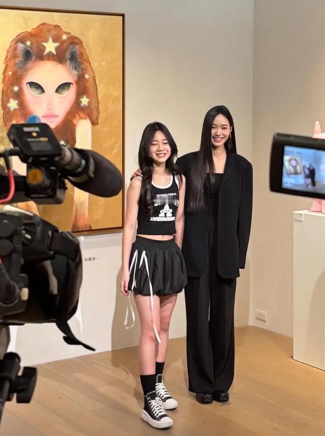 小的女儿许韶恩(Lily)在《PreyofPrey》展览中亮相，妹妹许老三现