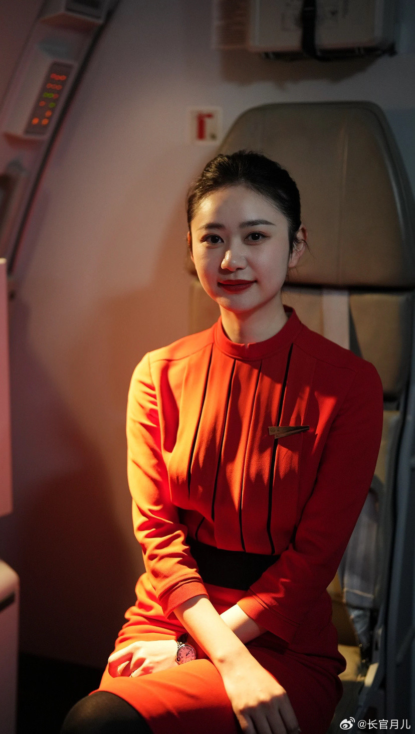 川航空姐的制服照，又美又飒。​​​
