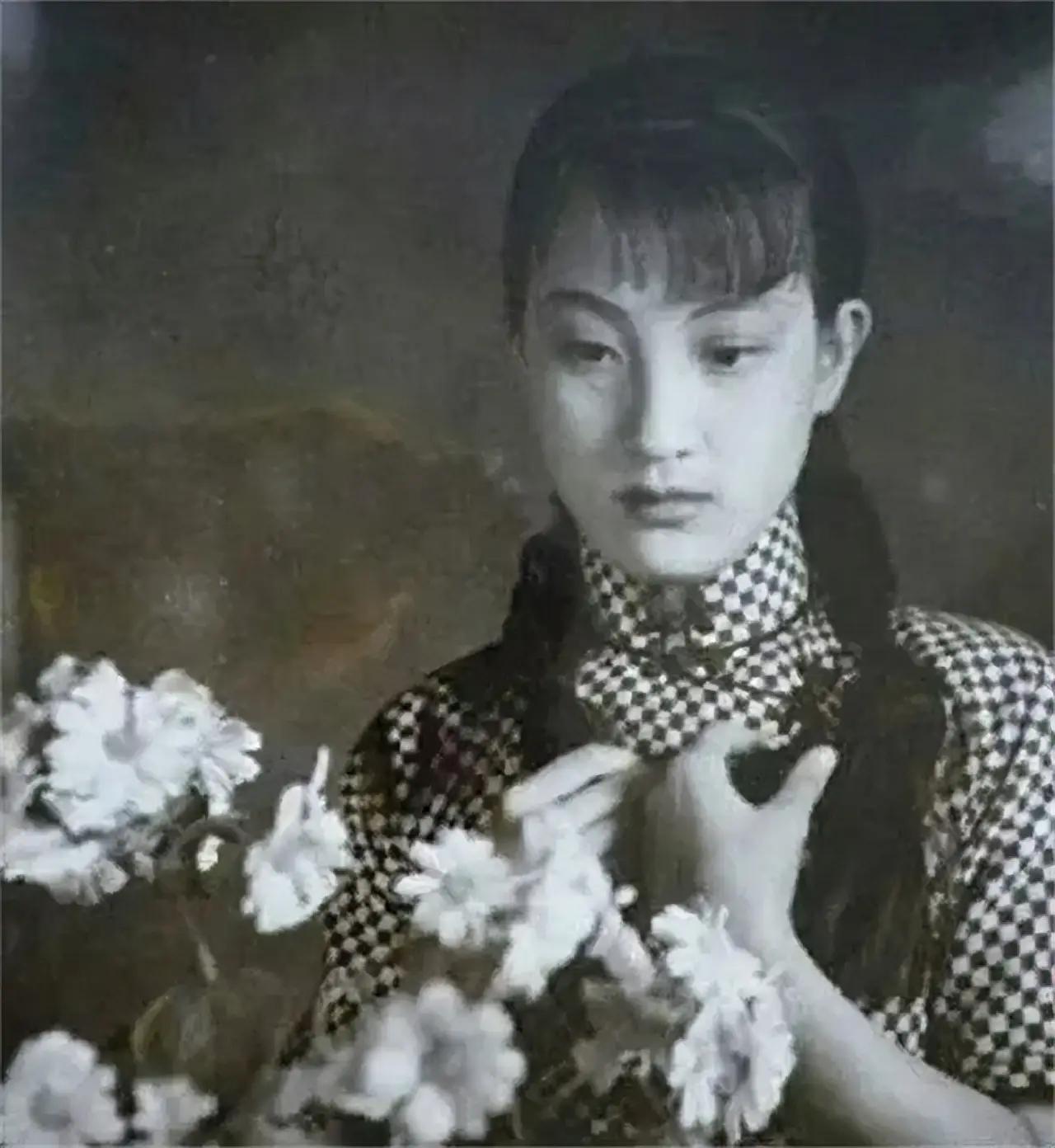 蔡孝乾的“小姨子”马雯娟的真实模样，当时的她还不到20岁，蔡孝乾就是拜倒在她的石