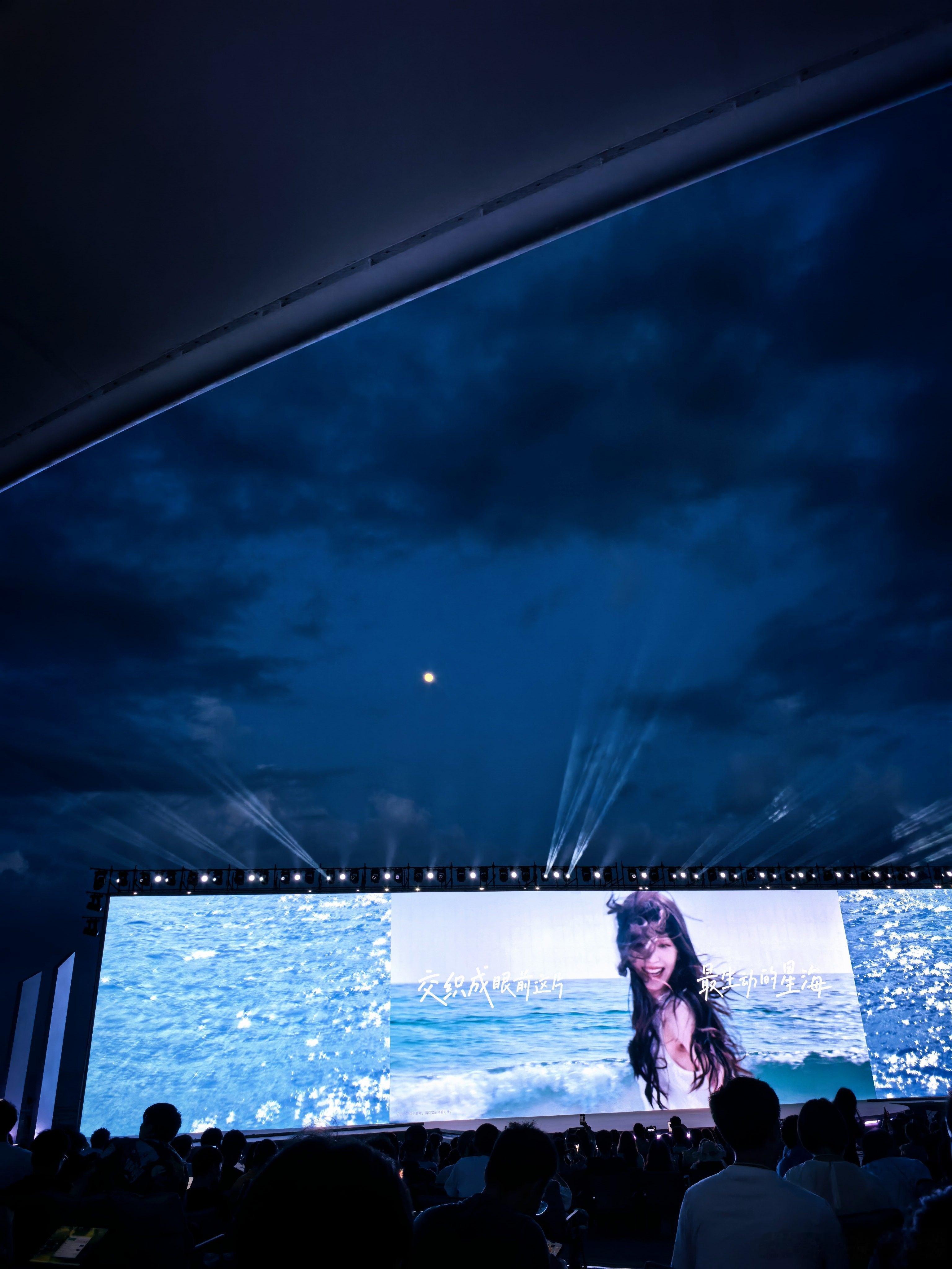vivoS60的海滩发布会，除了热，没别的毛病，格调确实拉满了。