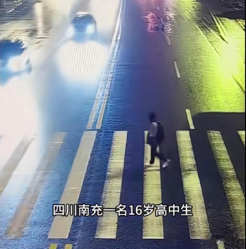 16岁高中生过斑马线时被撞飞，不幸离世。其母亲闻讯后赶到现场，撕心裂肺的哭喊声响