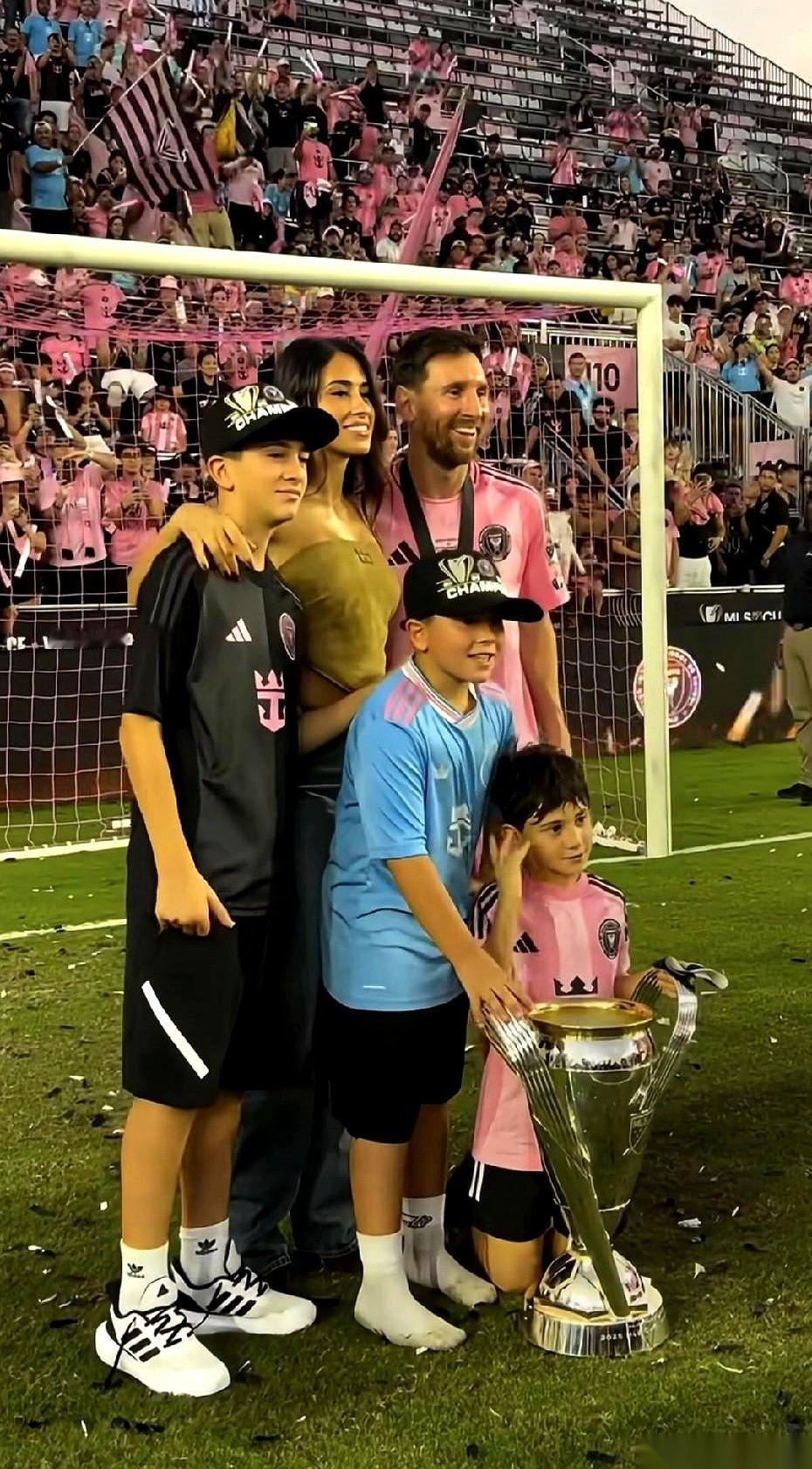 贝克汉姆和梅西，俩大男人，抱着那个冠军杯笑得像个孩子。这一幕，真的比我看过的任