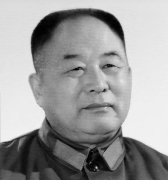 1969年，李德生被毛泽东看重提拔，然而在中央军委方面却迟迟不予通过，这背后到底