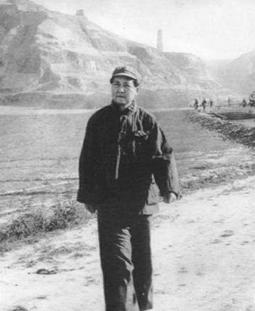 1941年延安，毛主席去食堂时，一个人拎着木棍朝毛主席后脑勺砸去，千钧一发之际，
