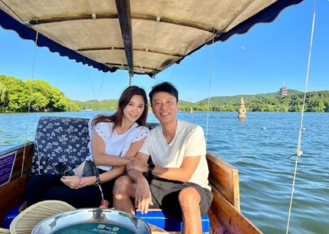 李克勤妻子卢淑仪的弟弟近日卷入债务风波，据悉家人前后已帮他偿还了超千万元债务。直