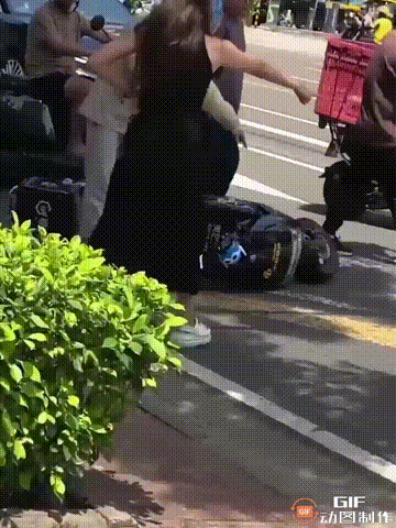 一名外卖小哥与车子发生剐蹭，女车主下车与外卖小哥对峙，双方都认为是对方的错，互相