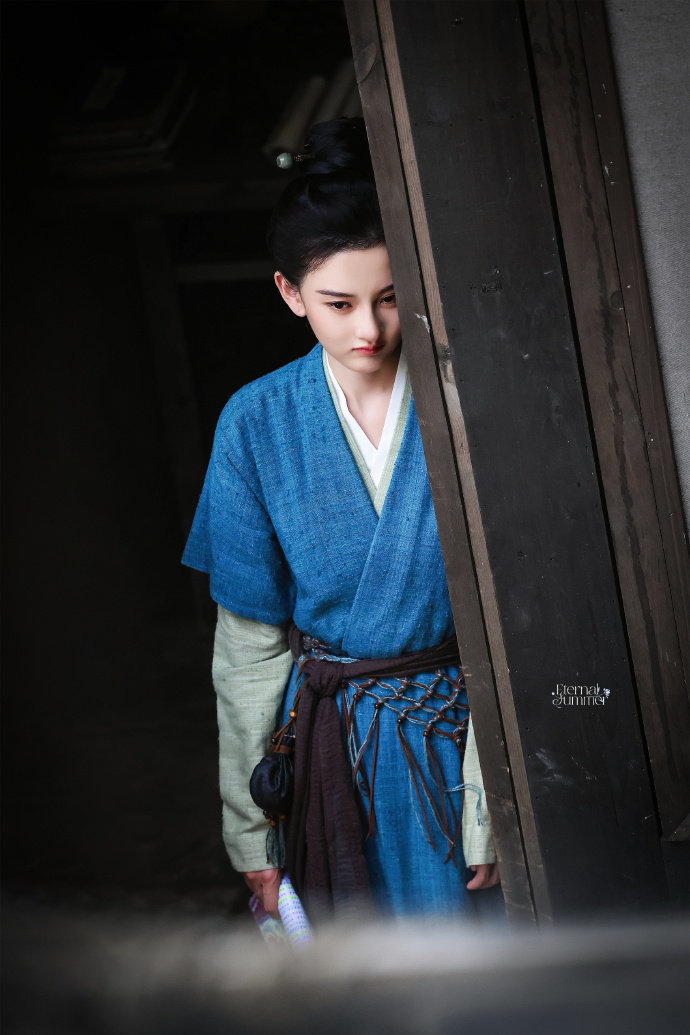 宋祖儿男装造型宋祖儿甄嘉芙蓝衣古装束发造型宋祖儿甄嘉芙蓝衣古装束发造型，是