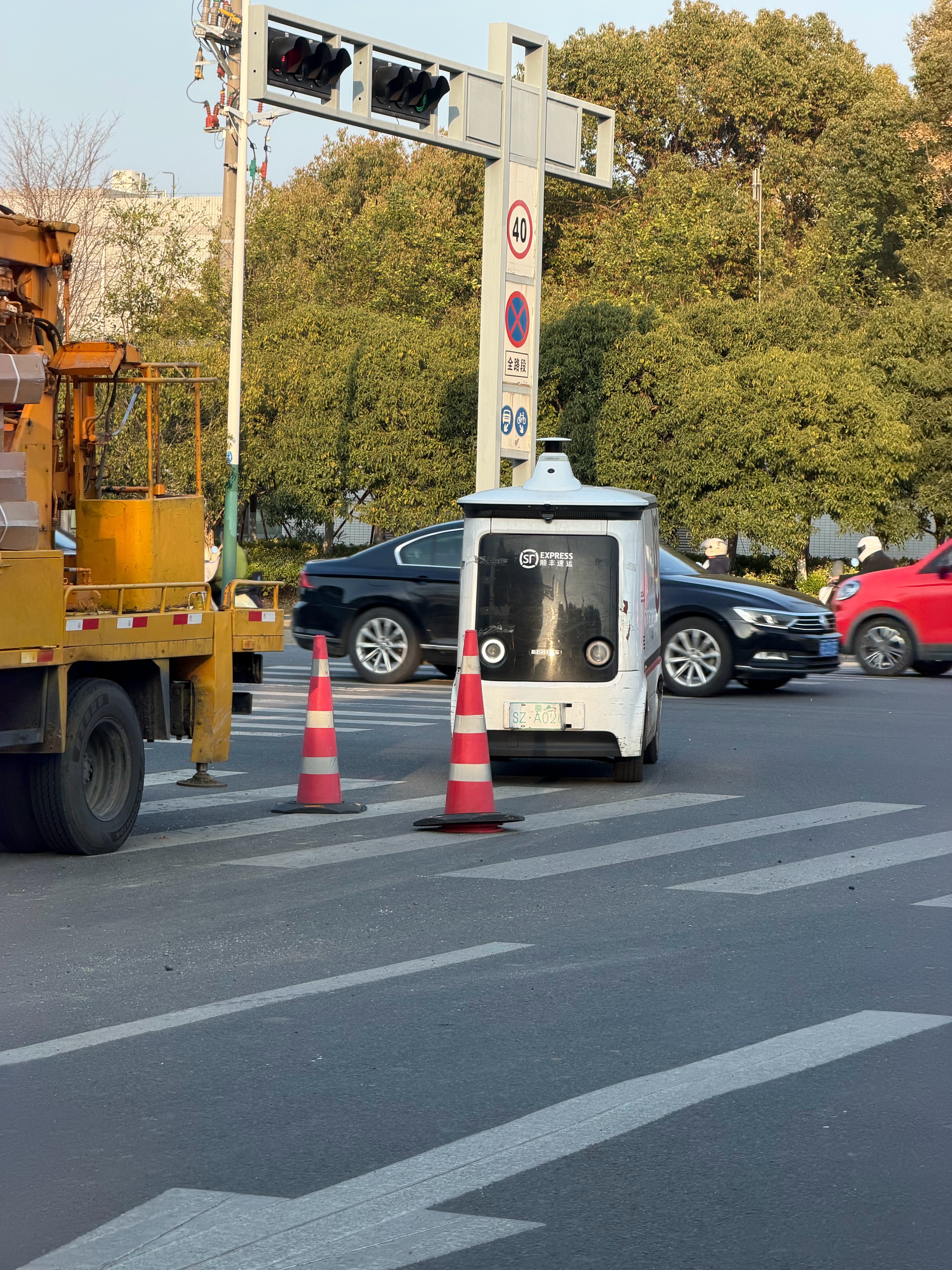 这个顺丰小车好可怜，被桩桶挡的动弹不得苏州