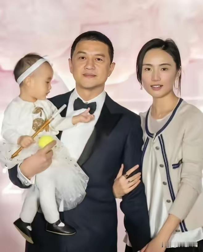 我现在严重怀疑，李亚鹏和海哈金喜离婚，不是因为不爱了，而是因为李亚鹏想让妻子