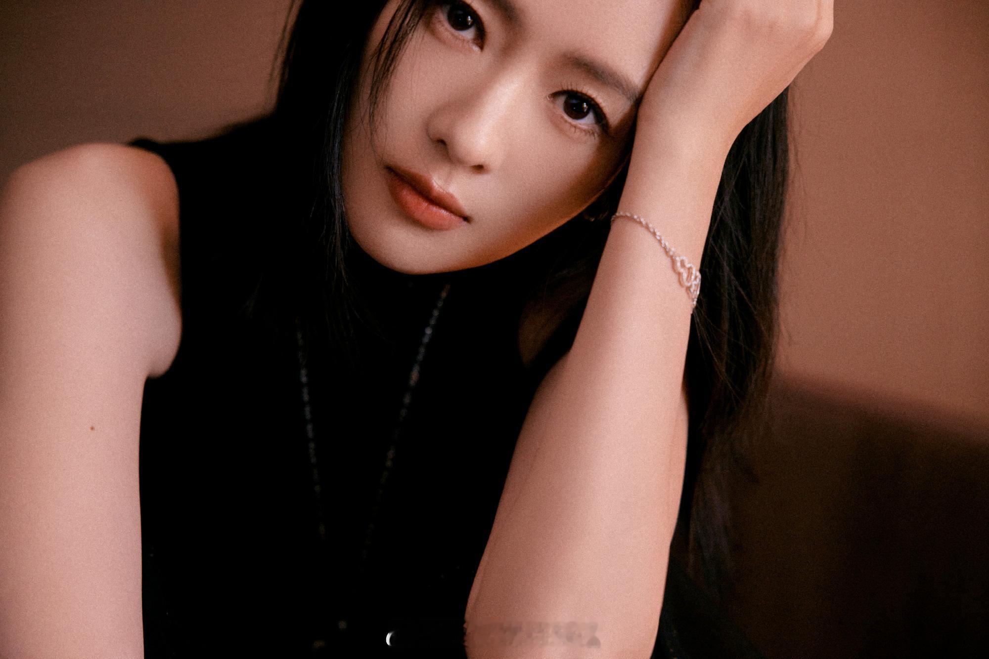 童瑶的一组黑色穿搭魅力写真