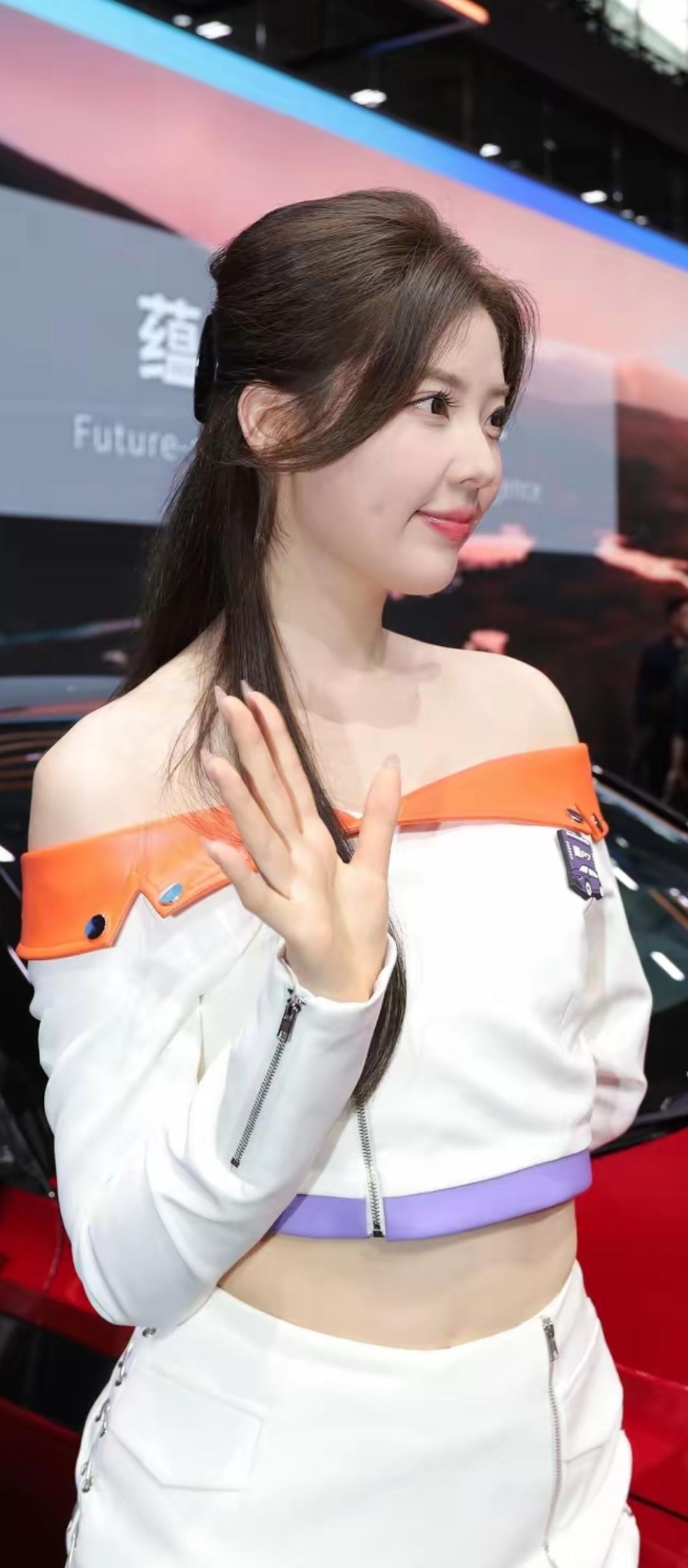 未来感十足的时尚穿搭，惊艳车展！🚗✨