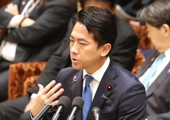 近日日本小泉进次郎在媒体上大放厥词。小泉进次郎是日本政坛“世袭政治”的典型代