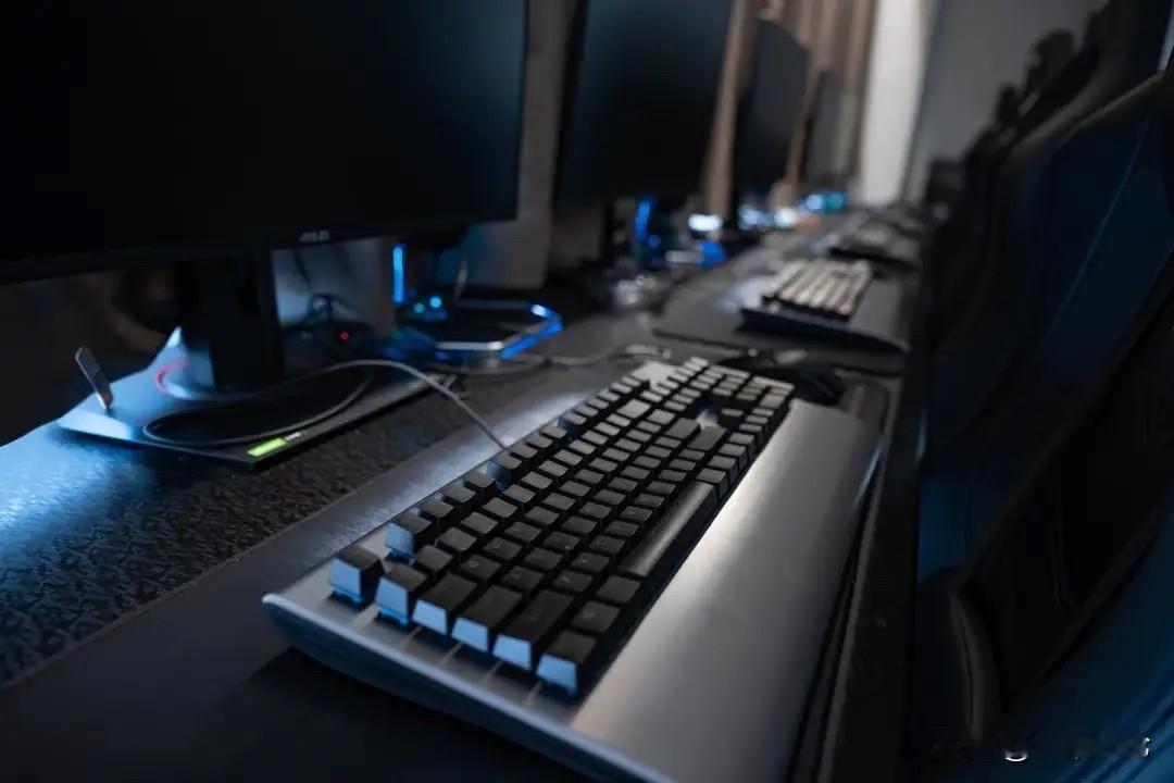 云南楚雄，男子和好友在酒吧通宵打英雄联盟，从晚上9点打到凌晨6点，好友困得不行，