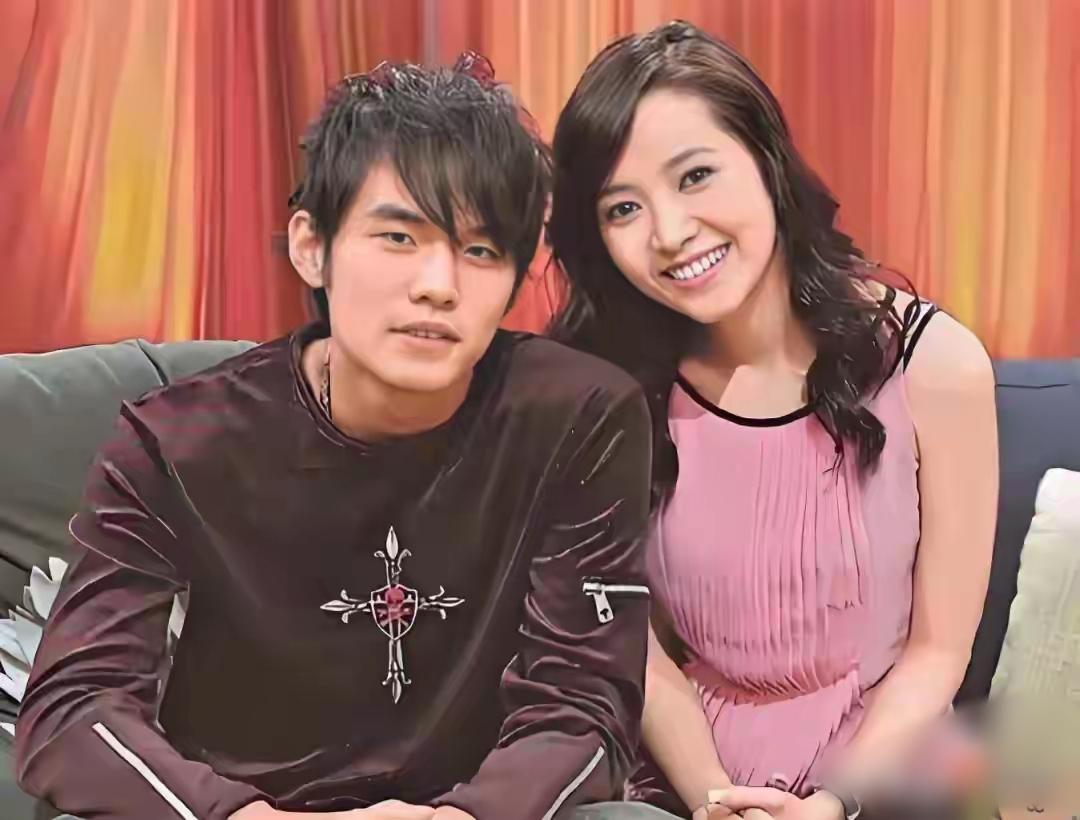 2004年，侯佩岑采访周杰伦:“你觉得人应该怎么笑？”周杰伦说:“遇到比较不熟的