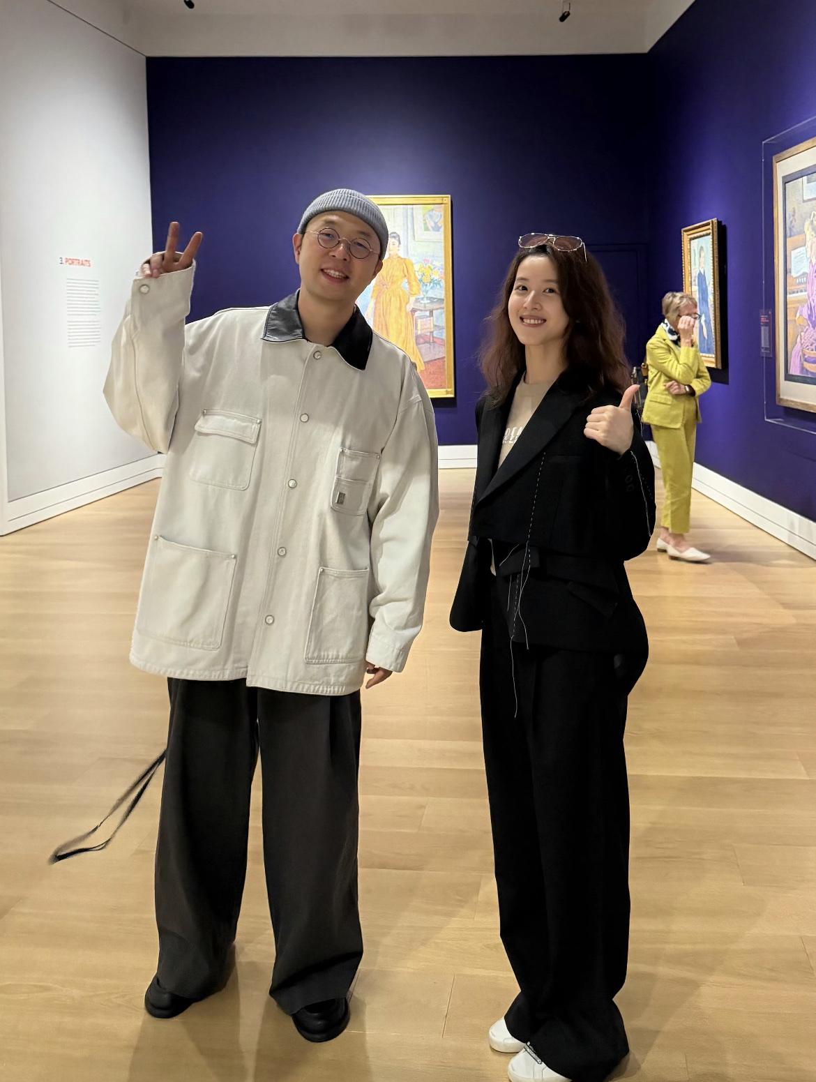杜海涛的人脉原来这么广呢，竟然和章泽天一起看画展，原来杜海涛去留学不是真