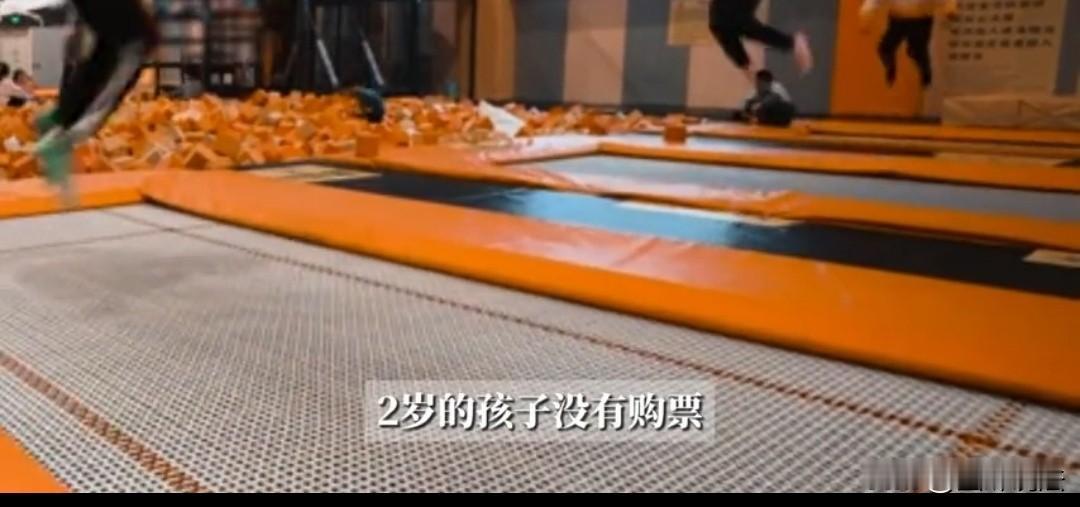 湖南郴州，2岁的孩子吵着要玩蹦床，女子担心孩子玩一会就腻，于是就没有买票，省得浪