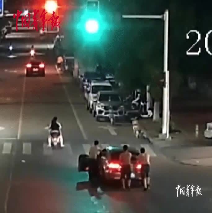“真是得不偿失啊！”叫个代驾能怎么，湖北这三名男子酒后非要把车给弄回去，可不想花